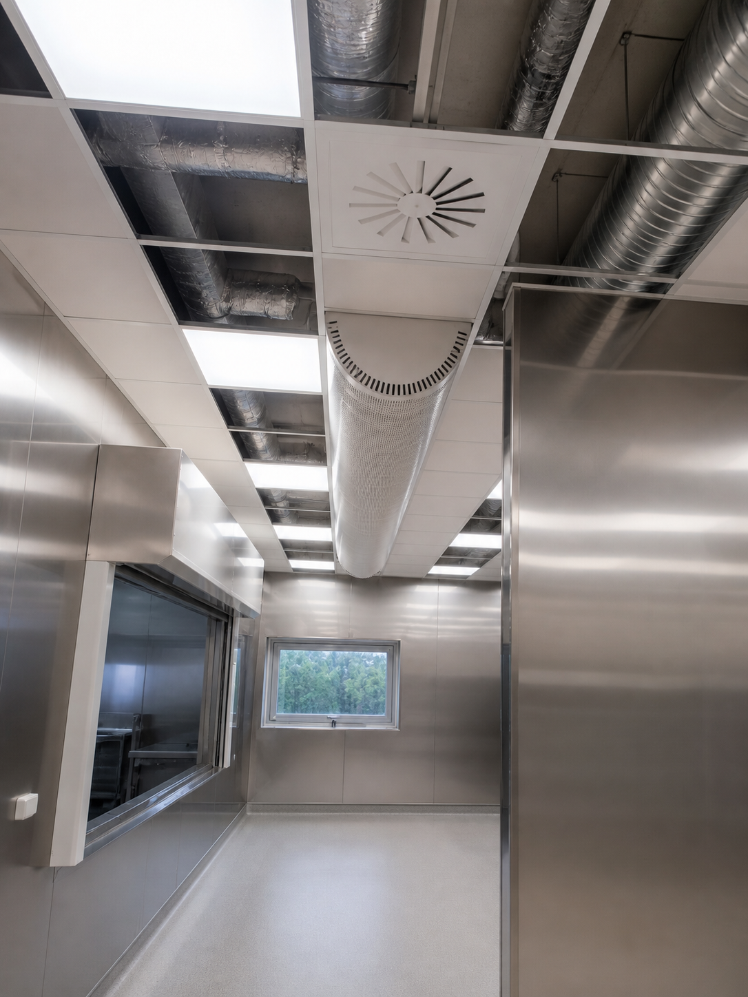 Ventilationsarmatur og kanaler i loft over industrikøkken