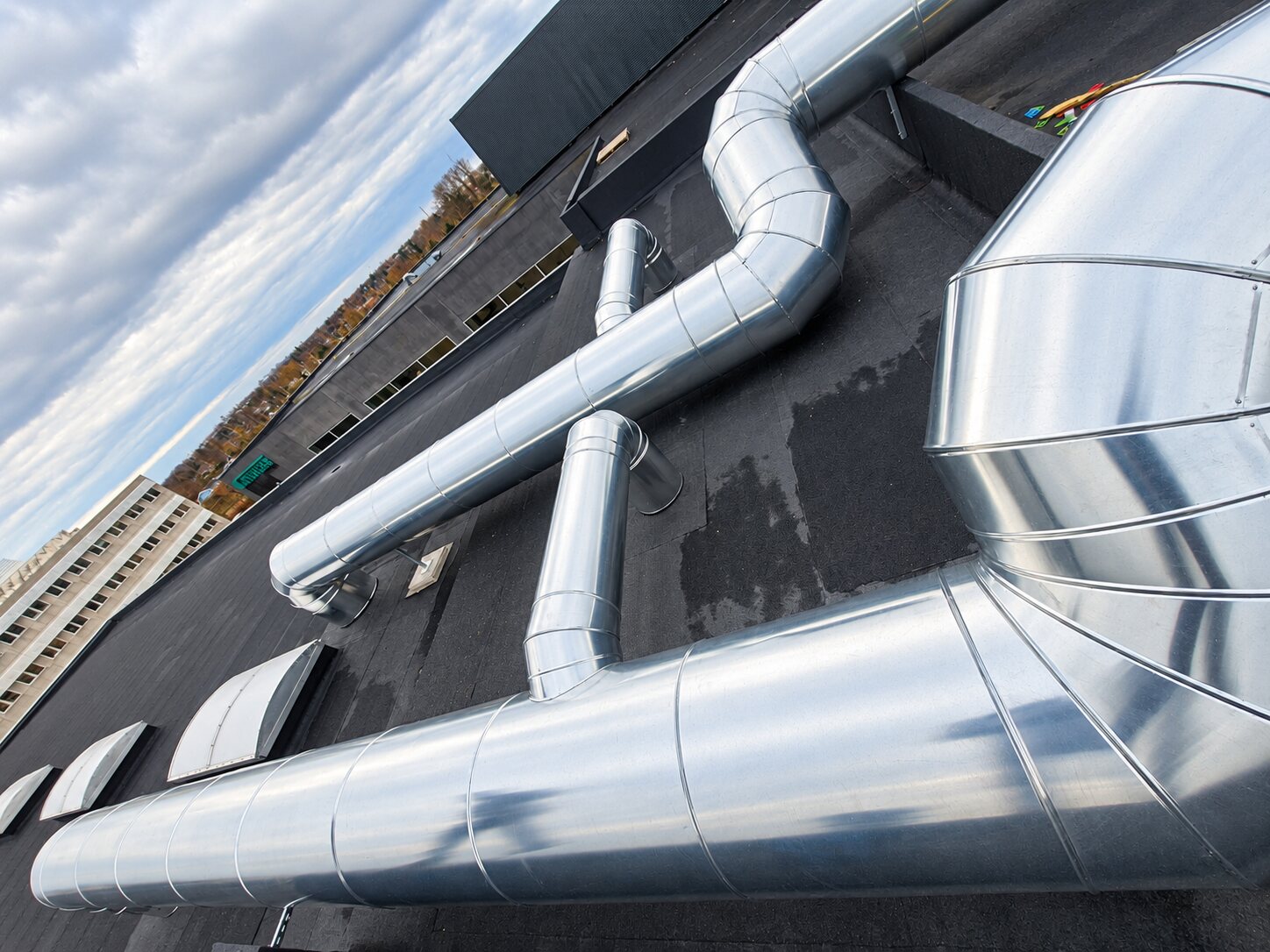 Ventilationskanaler på tag set fra en anden vinkel
