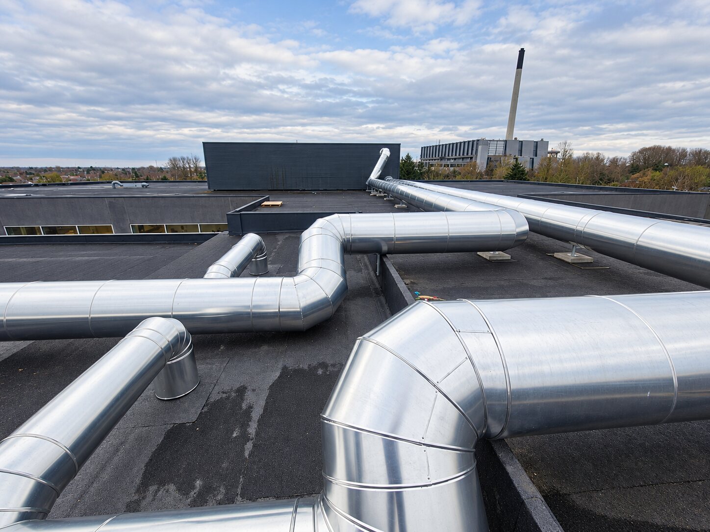 Færdige ventilationskanaler ført hen over fladt tag