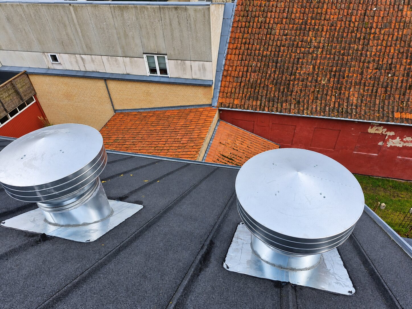 Nye ventilationshætter monteret på fladt tag